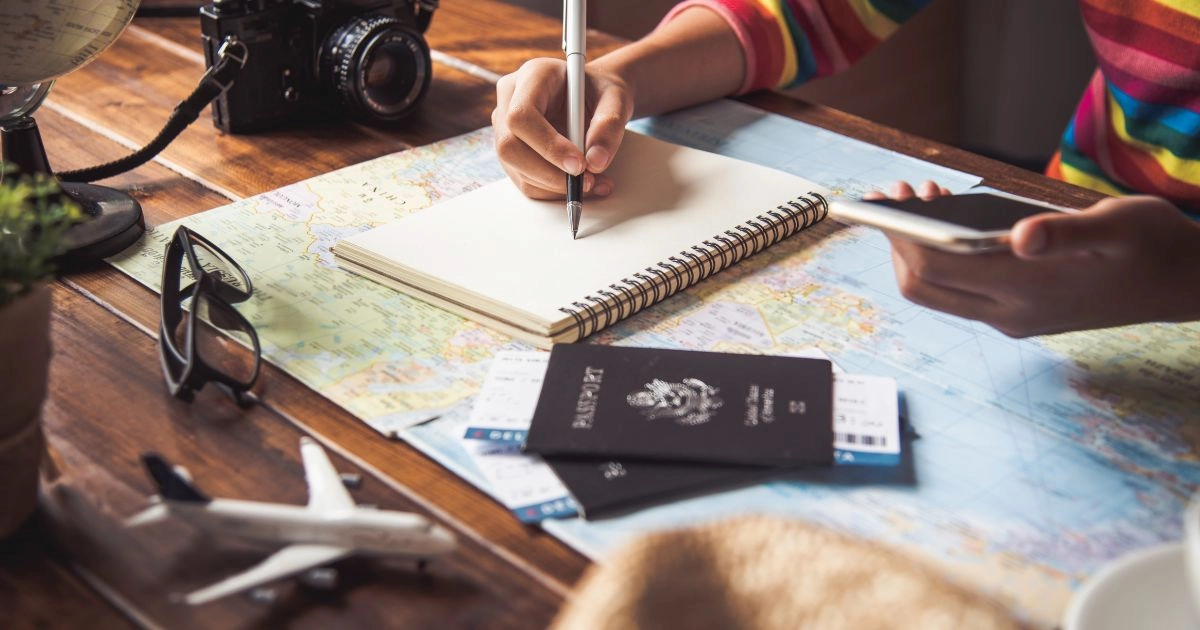 Por onde começar a planejar uma viagem: mesa com mapa e anotações